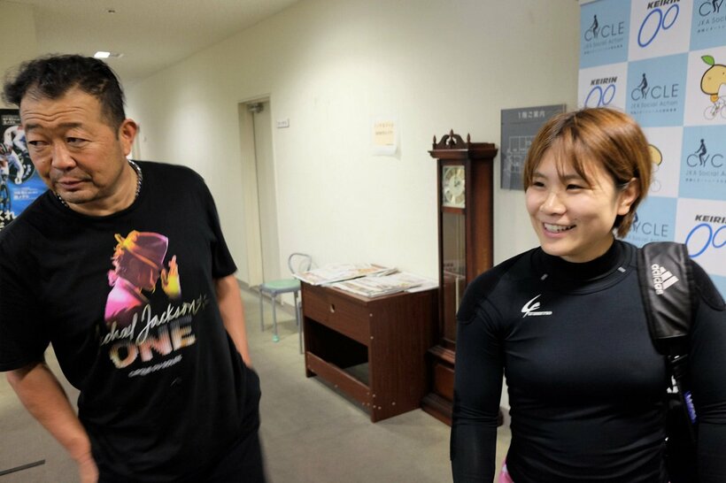 師匠の江連和洋（左）と絶妙な掛け合いを見せる片岡美奈