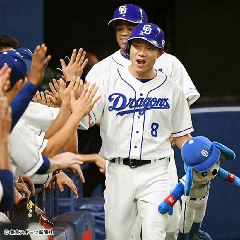  勝ち越しの２ランを放ち、ナインと笑顔でタッチする大島