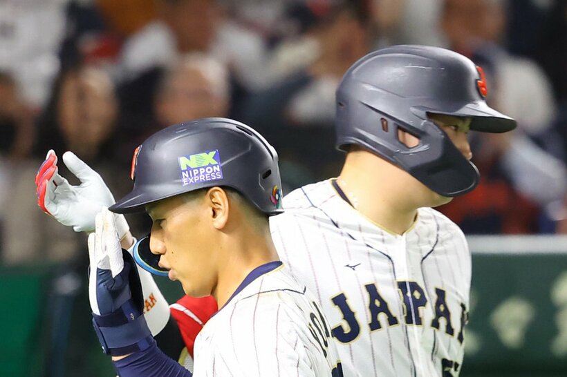 侍ジャパンでの吉田正尚（左）と村上宗隆