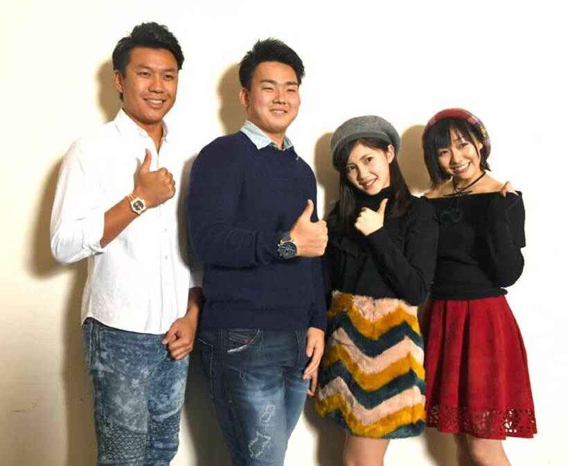  ＳＫＥ４８と中日の２左腕対が対談。（左から）大野雄、小笠原、北川綾巴、須田亜