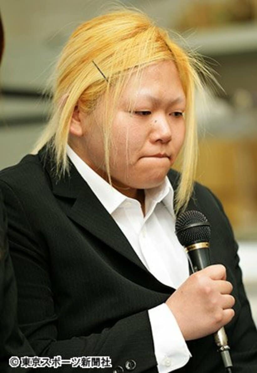 神妙な表情で会見に臨んだ世IV虎
