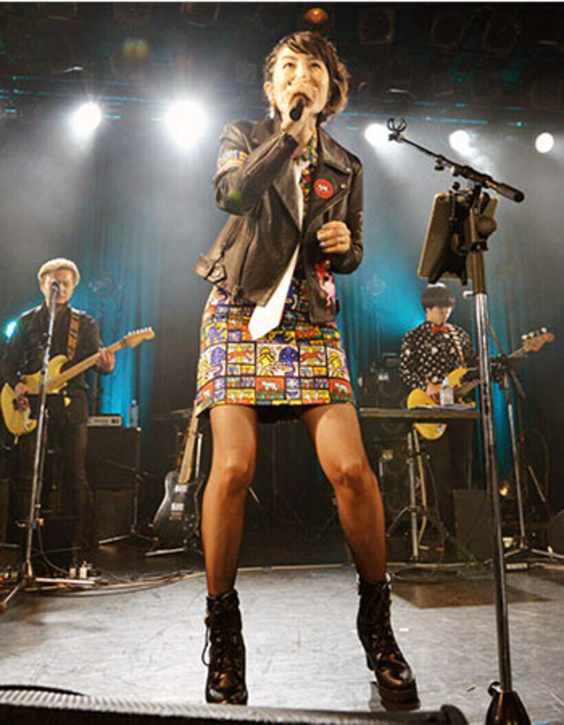  ミニスカ姿で熱唱する荻野目洋子
