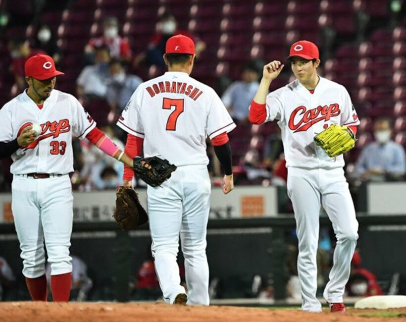  野手陣の関係もバッチリな広島・森下（右）