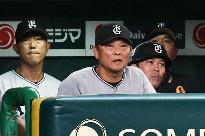 敵地で悔しい３連戦となった巨人・橋上監督代行(中)