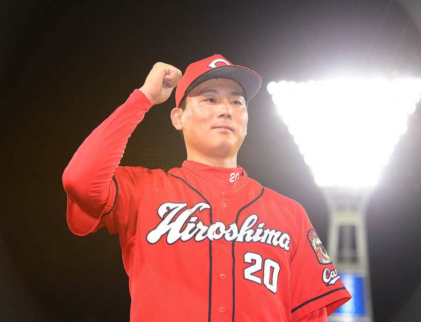  お立ち台でガッツポーズする栗林