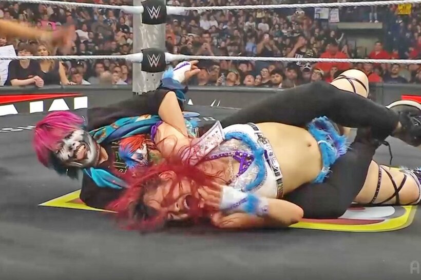 イヨ・スカイ(手前)がタップしても、アスカロックを解こうとしなかったアスカ（©AbemaTV, Inc.）