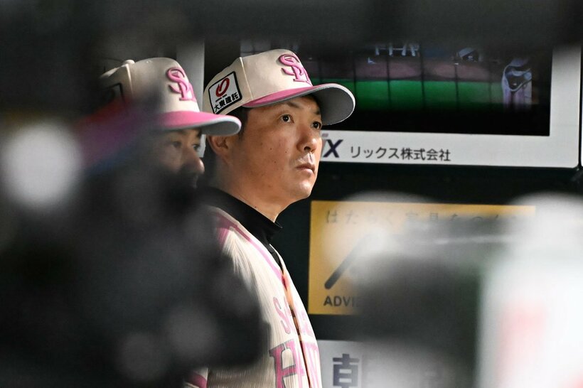 ベンチで神妙な表情のソフトバンク・小久保監督(右)
