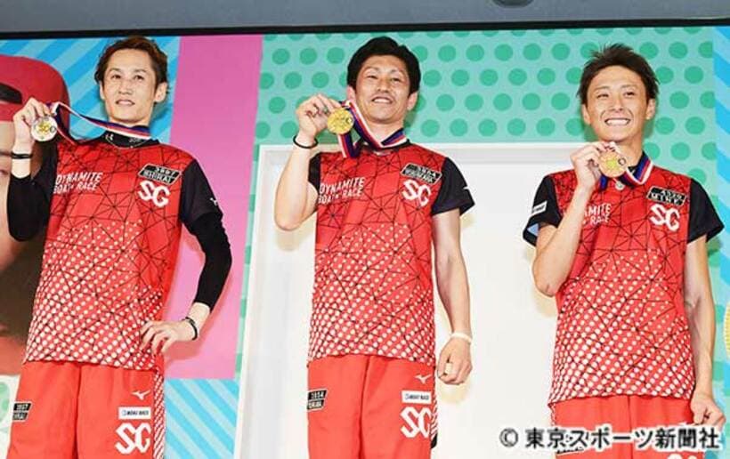  左から白井英治、吉川元浩、峰竜太
