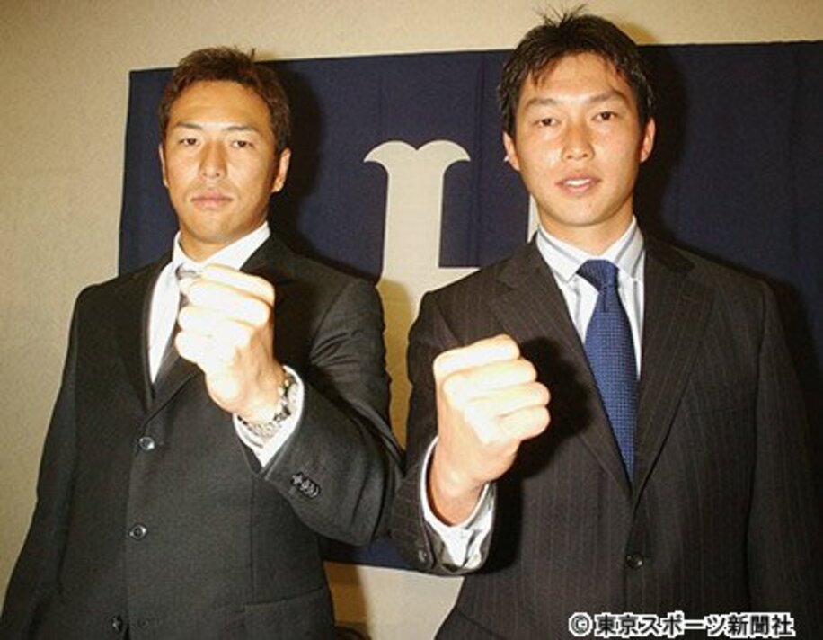 古巣に復帰する黒田（左）と新井貴（写真は２００５年１２月のＷＢＣ選出会見）