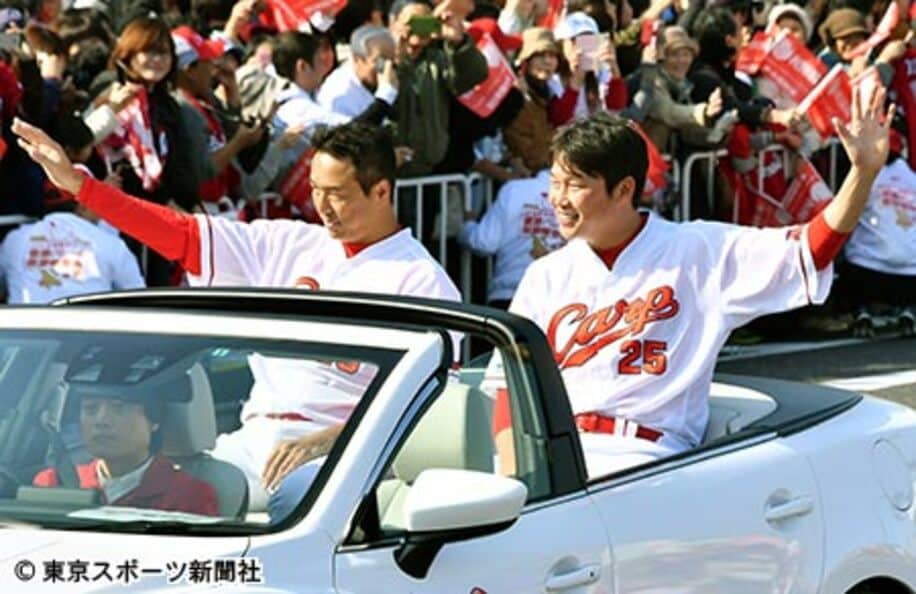  広島の優勝パレードで沿道のファンに手を振る新井（右）と黒田博樹氏（２０１６年）