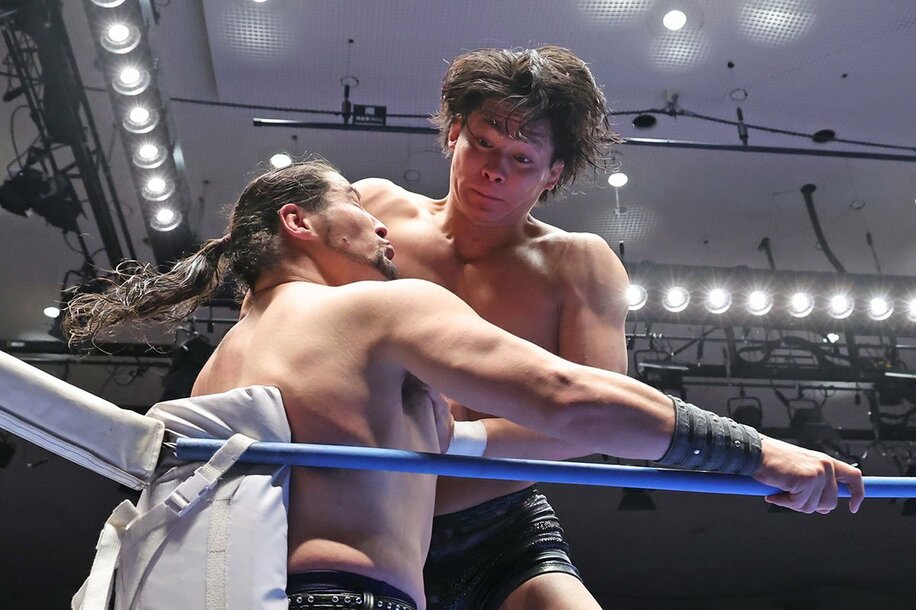 安齊勇馬(右)は斉藤ジュンにジャンピングエルボーを叩き込む
