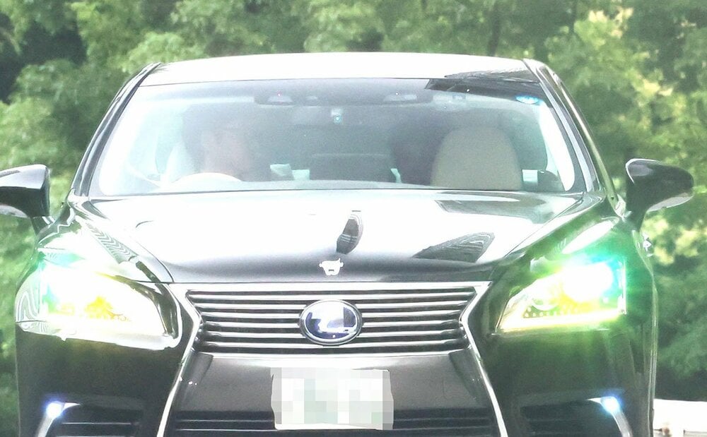 地裁を出るデヴィ夫人を乗せた車
