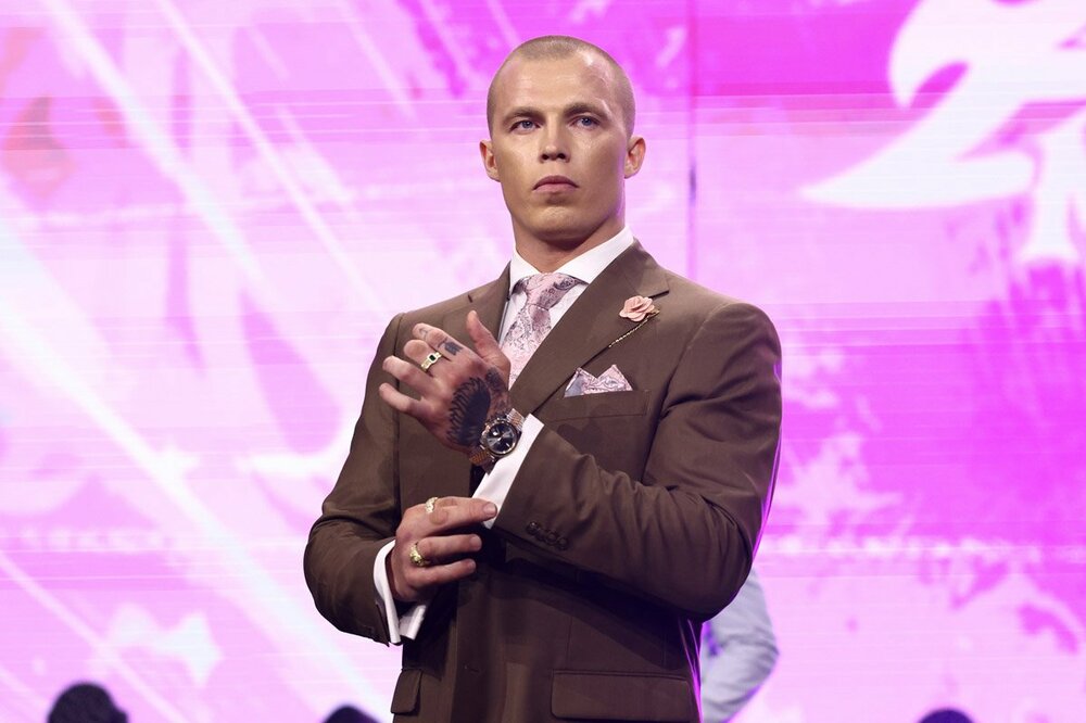 竹下を追放したカイル・フレッチャー(©All Elite Wrestling)