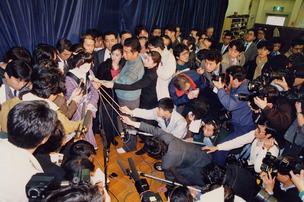 夫がコカイン逮捕され会見する中村玉緒さん(1991年)