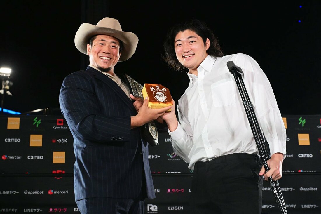 最初は平和な様子だった稲村愛輝(左)とOZAWAだが…