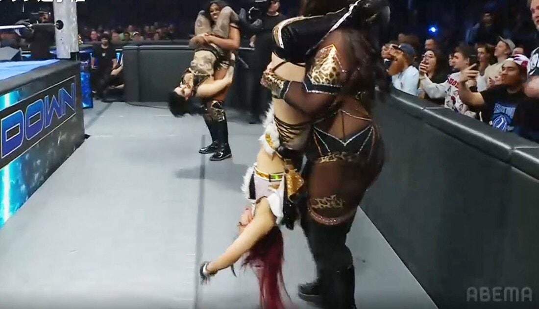 場外でリア・リプリ―(奥左)とともに宙づりにされるイヨ・スカイ（©AbemaTV, Inc.）