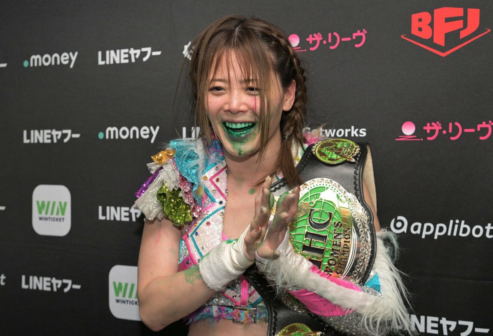 バックステージでコメントする岩谷麻優