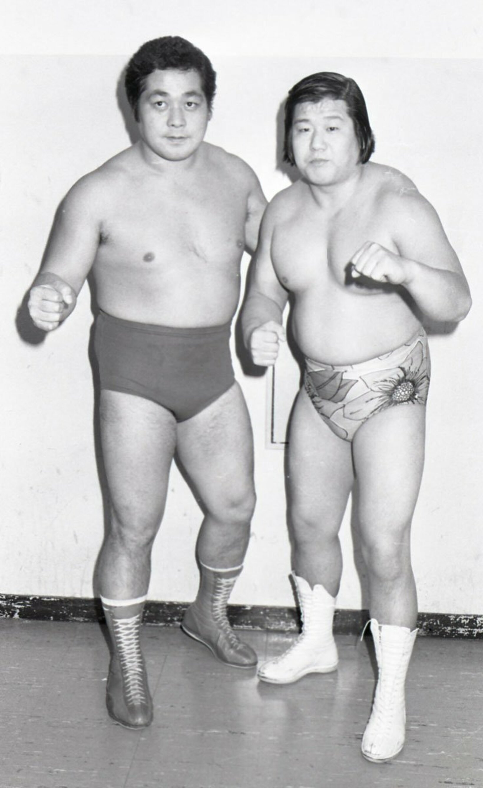 1977年、世界オープン・タッグ選手権出場時のマイティ井上さん(右)と高千穂明久（ザ・グレート・カブキ）