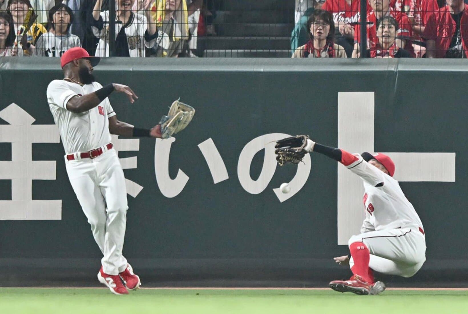 ７回、阪神・大山の打球を「お見合い」で二塁打にしてしまった広島・大盛(右)とファビアン