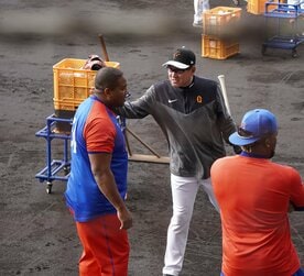 キューバ代表デスパイネの頬を触る巨人・原監督