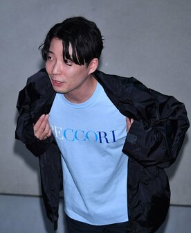  収録前、ずんの飯尾からプレゼントされたＴシャツ着用で、ペッコリ頭を下げる星野源