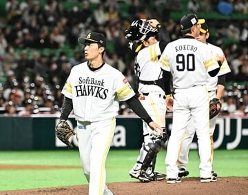 微妙な表情でマウンドを降りたソフトバンク・和田毅(左)