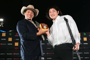 最初は平和な様子だった稲村愛輝(左)とOZAWAだが…