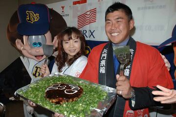 ハイヒールモモコ（左）とオリックスの北川博敏（２００６年１月）