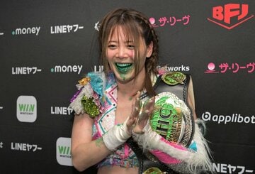 バックステージでコメントする岩谷麻優