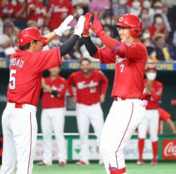  広島・堂林(右)は本塁生還後、満面の笑み（東スポWeb）