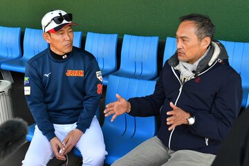 井端監督と話す渡辺謙