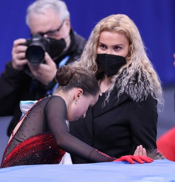  北京五輪中、ワリエワに話しかけるトゥトベリーゼ氏（東スポWeb）