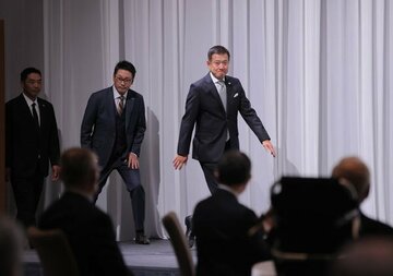  阿部二軍監督(左)も「出陣式」で登壇した（代表撮影）