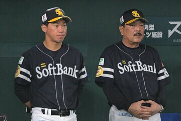 長谷川勇也コーチ（左）と藤本博史監督