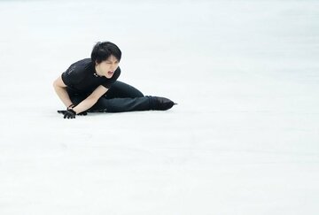  １７日の練習で４回転アクセルに失敗し、悔しがる羽生（代表撮影）
