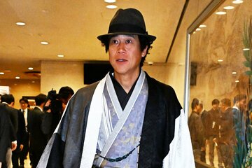 仕事始めに独創的ないでたちで出席したソフトバンク・城島健司ＣＢＯ