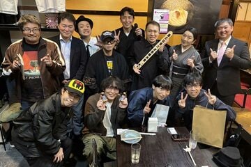 怪談大賞の出演者ら。後列の卒塔婆保持者が大賞の梅木さん。前列右端と同２人目が、いずれも受賞者の遊ビ人Ｓｔｕｄｉｏさん、日暮屋さん