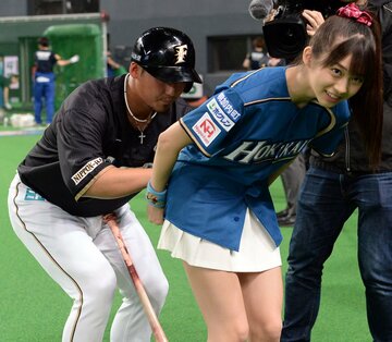  中田（左）にサインを書いてもらう牧野（１８年）