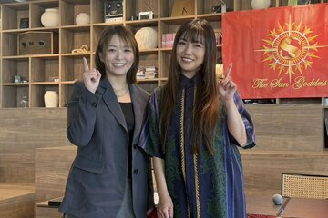 異色タッグを結成したSareee(左)と島谷ひとみ
