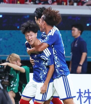 ゴールを祝福される横浜ＭのＭＦ三井寺眞(左)