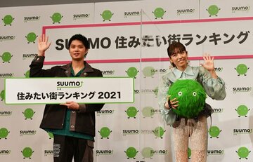  左から磯村勇斗、若槻千夏