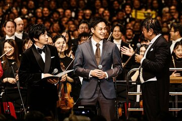 「サントリー１万人の第九」に出演した（左から）田中圭、大竹耕太郎、佐渡裕氏（Ｃ）ＭＢＳ／サントリー１万人の第九