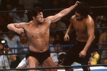 アントニオ猪木（左）からナックルパートを食らう谷津嘉章（83年11月）