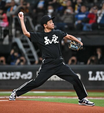 始球式に登場した中山秀征