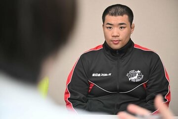 練習生として頭を丸め、インタビューに応じた塙元輝