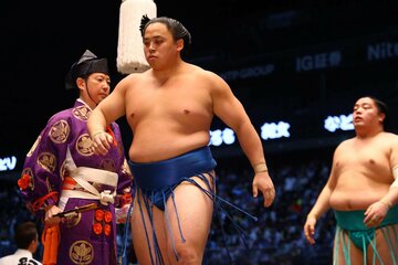 押し出しで一山本（右）に勝利した琴栄峰