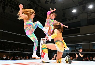 金屋あんね(右)を連係して攻める葉月(左)とフワちゃん