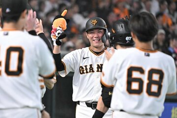 ７回に追撃ソロを放った巨人・坂本勇人(中)