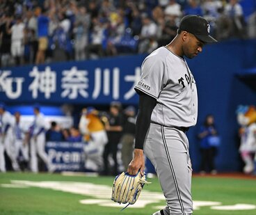 延長12回、サヨナラ負けに肩を落とす巨人・マルティネス