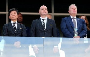 韓国サッカー協会の鄭夢奎会長(左)。中央はFIFAのジャンニ・インファンティノ会長(ロイター)